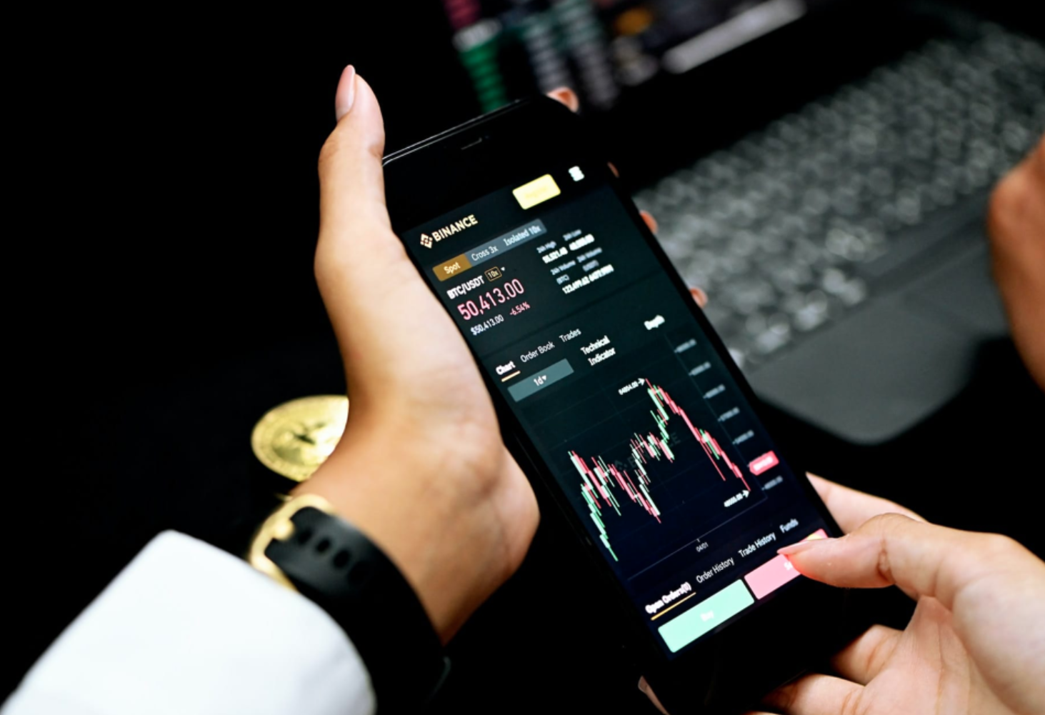 Bästa plattformen för Trading i Sverige 2026 (Avanza vs Nordnet vs IG) 2 Samuelssons Rapport En person som använder en mobilapp för trading för att analysera en kursgraf i realtid, med en bärbar dator i bakgrunden.